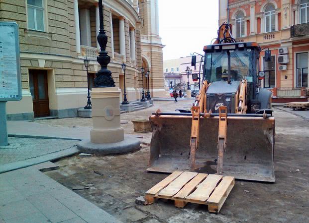 Возле Одесского оперного театра начался ремонт с тяжелой техникой (фото)