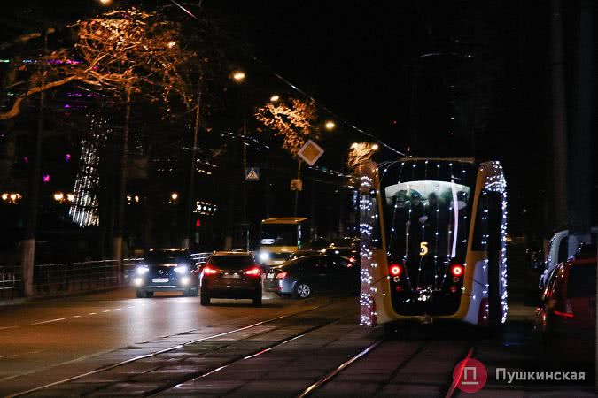 Как по Одессе проехался парад рождественских трамваев. Фото