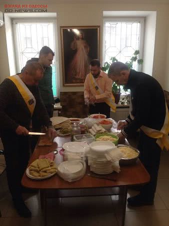В Одессе рыцари угощали горожан различными мясными блюдами
