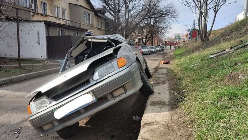 На Грушевского перевернулся легковой автомобиль