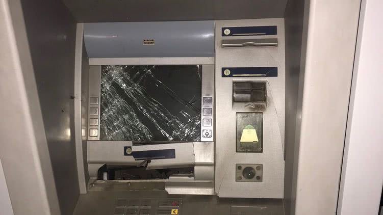 В Николаеве ночью в отделение Приватбанка взорвали банкомат В Николаеве ночью в отделение Приватбанка взорвали банкомат