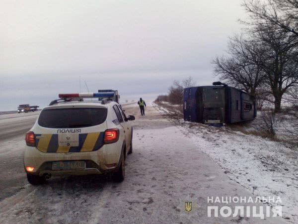 В Одесской области перевернулся рейсовый автобус: пострадали женщина и 9-летний ребенок. Фото