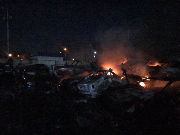 20 автомобилей полностью выгорели на штрафплощадке в Одессе (фото)