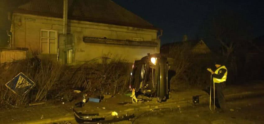 В Одессе автомобиль снес светофор: появились подробности аварии. Фото