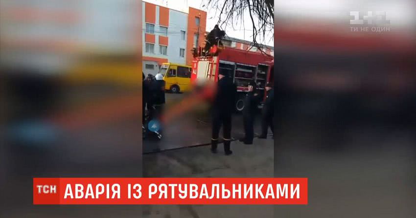 Впала на бік та перекрила вулицю: в Одесі пожежна машина потрапила в ДТП