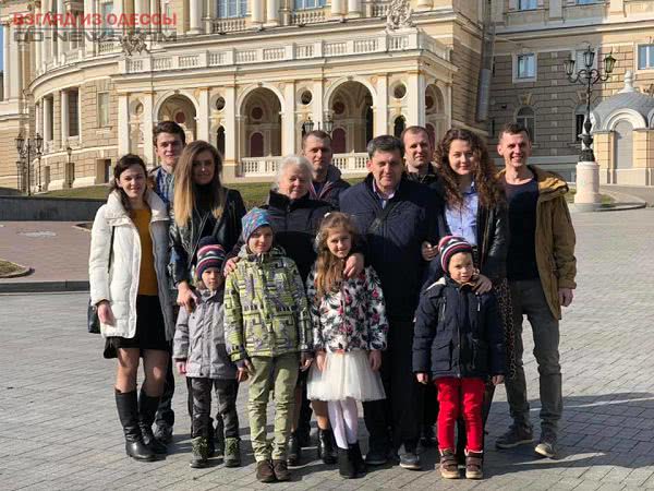 Многодетная семья одесситов получила новую квартиру: ключи вручил Геннадий Труханов