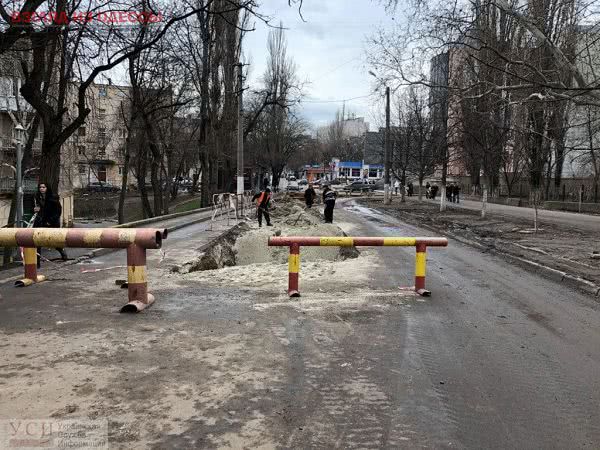 Яма в Одессе, в которую упал автомобиль — остается пока открытой