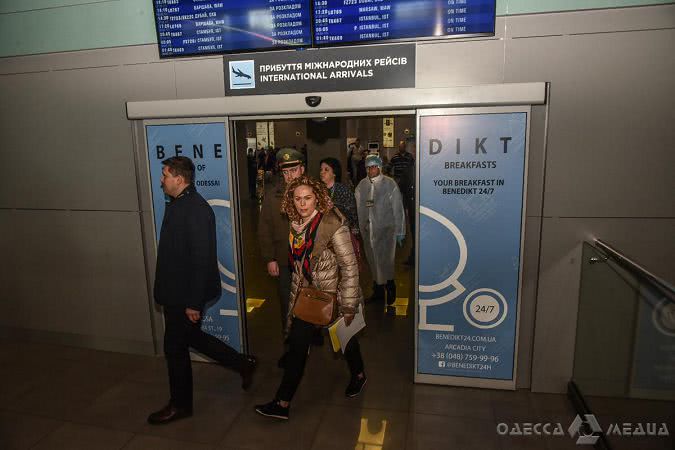 В одесском аэропорту проверяют прибывающих на коронавирус (фото)