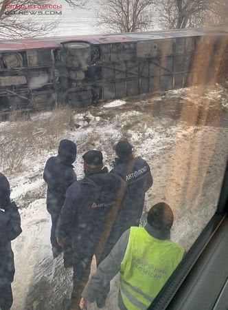 На одесской трассе рейсовый автобус слетел в кювет: есть пострадавшие