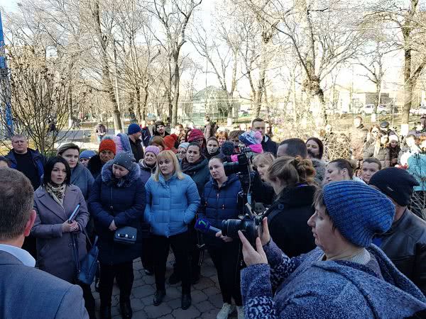 В Арцизе проходит акция протеста: горожане под стенами мэрии ждут Исполком (фото)