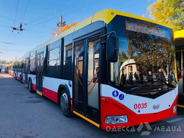 В Одессе водители троллейбусов не поделили остановку и подрались посреди дороги (видео)