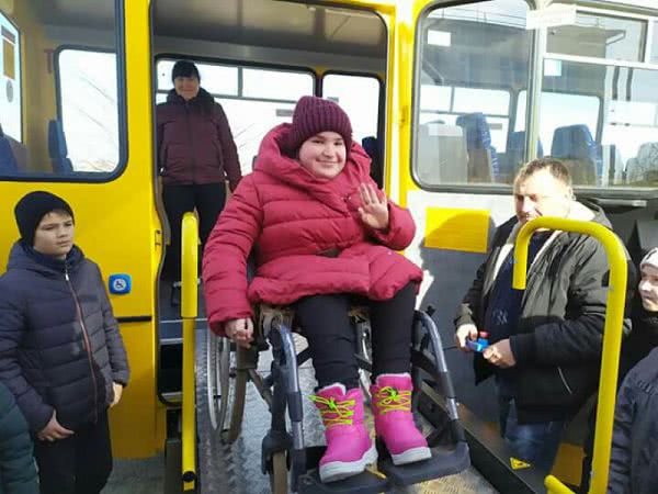 Самая большая школа Белгород-Днестровского района получила новый автобус