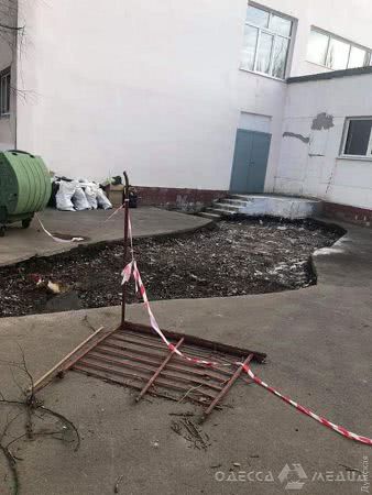 Во дворе одесской школы вырезали кусок асфальта из-за пролитого химиката