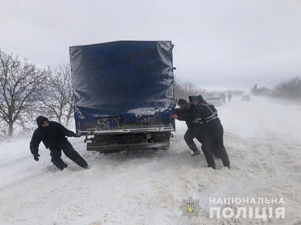 В Одесской области в снежном заносе застрял автобус с 30 детьми (фото)