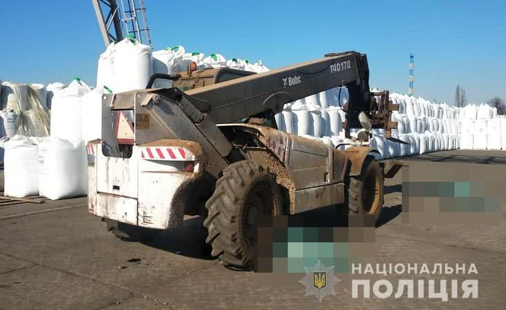 Полицейские расследуют обстоятельства гибели двух человек в порту «Южный»