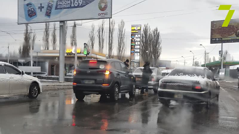 В Одессе на Пересыпи столкнулись два автомобиля (фото)