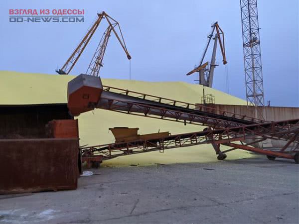 В Одесской области рассыпались тонны серы
