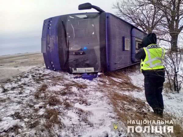 Рейсовый автобус Одесса-Киев перевернулся с пассажирами на скользкой трассе