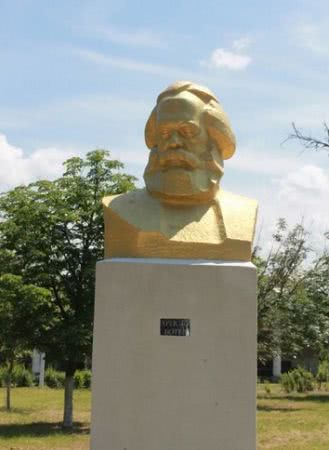 На Одещині «перейменували» бюст Маркса, щоб не виконувати закон — Інститут нацпам’яті