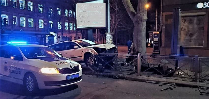 Ночью в центре Одессы автомобиль снес светофор. Фото