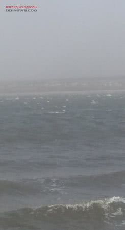 В Одесской области срывает крыши и рвёт провода