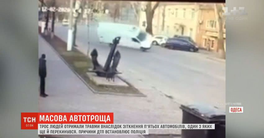 Троє людей отримали травми внаслідок зіткнення п’ятьох автівок в Одесі