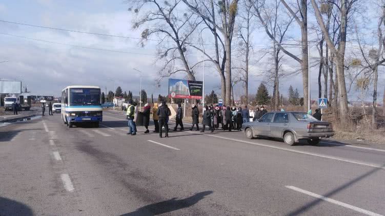 Из-за не добровольного присоединение села к Львовской ОТГ люди перекрыли трассу