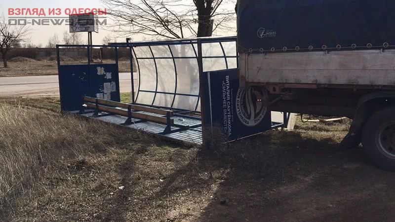 Стихия в Одесской области: остановочные комплексы с рекламой депутата Саутенкова летали в воздухе