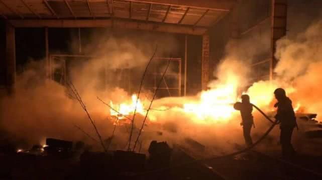 У поліції назвали причину пожежі на одеському штрафмайданчику, під час якої згоріли 20 автомобілів