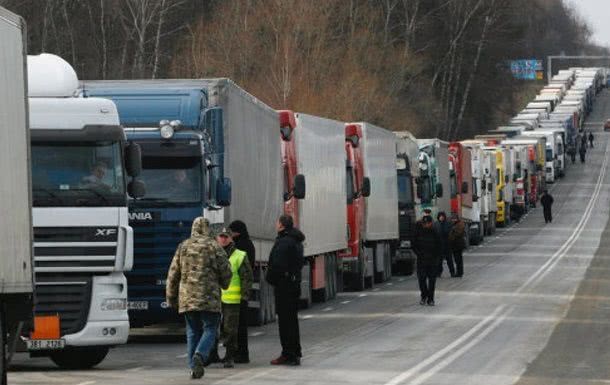 В Киеве протестуют международные перевозчики, блокируют частично трассы