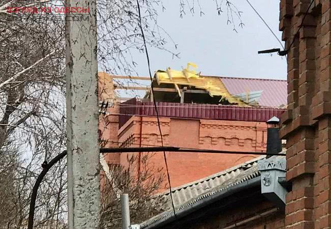 В Одесской области ураганный ветер сорвал часть крыши на Дворце культуры