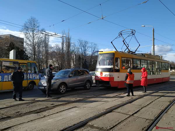 Из-за одного автохама в Аркадии остановились 7 трамвайных вагонов