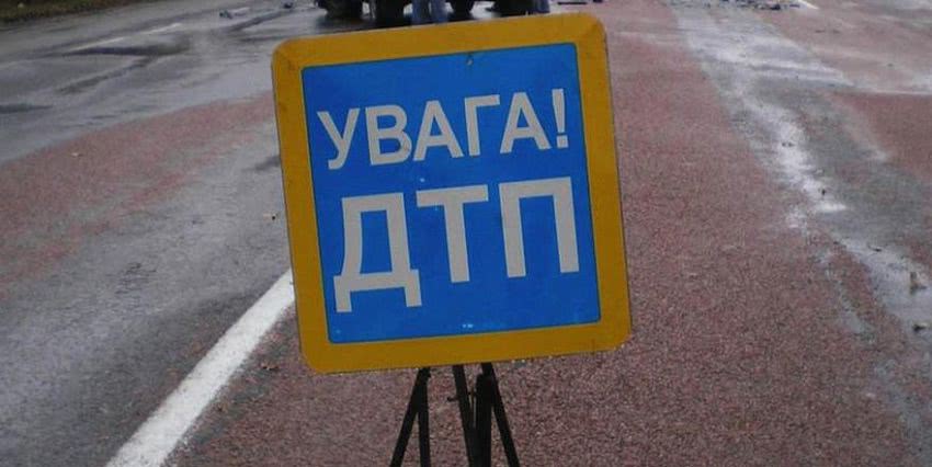 В Одесі автомобіль на великій швидкості врізався в будинок, водій загинув