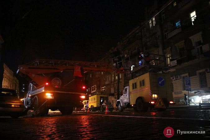 В Одессе больше десяти часов не могут наладить работу 15-го трамвая после урагана. Фото