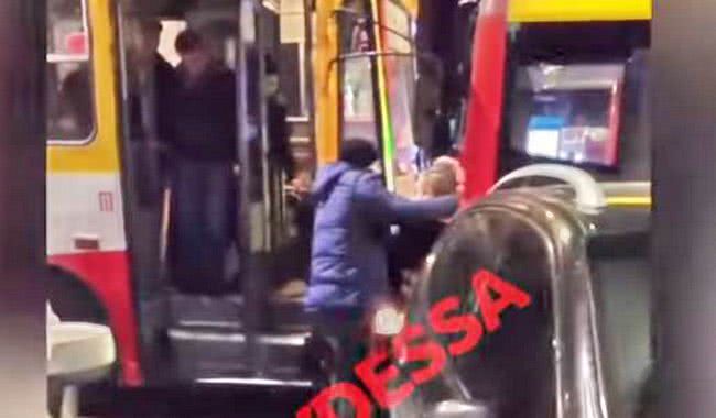 Водители одесских троллейбусов устроили потасовку (видео)