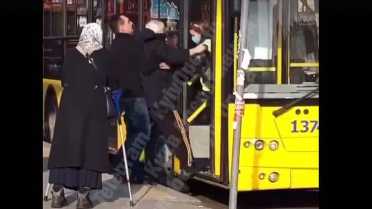 Пожилого мужчину без маски выбросили из троллейбуса в Киеве