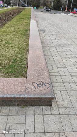 И снова вандалы разрисовали мемориал на площади 10 апреля