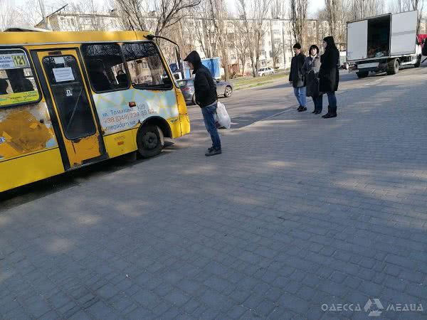 Ситуация с одесским транспортом: маршрутки пока ходят, но количество пассажиров серьезно контролируют