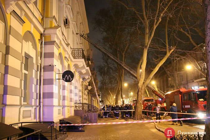 В центре Одессы произошел пожар в памятнике архитектуры, где недавно отреставрировали парадную. Фото