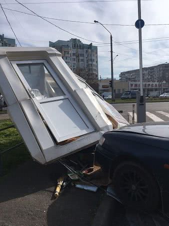 В Одессе автомобиль врезался в кабинку охранника парковки, есть пострадавший. Фото