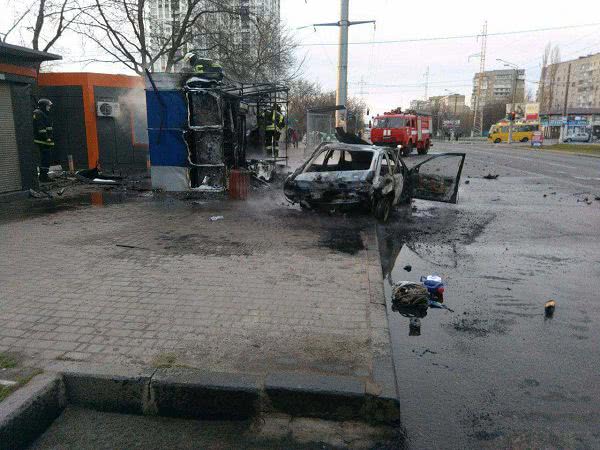 В Одессе автомобиль въехал в МАФ и загорелся