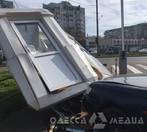 На Таирова иномарка протаранила парковочную будку: пострадал диспетчер