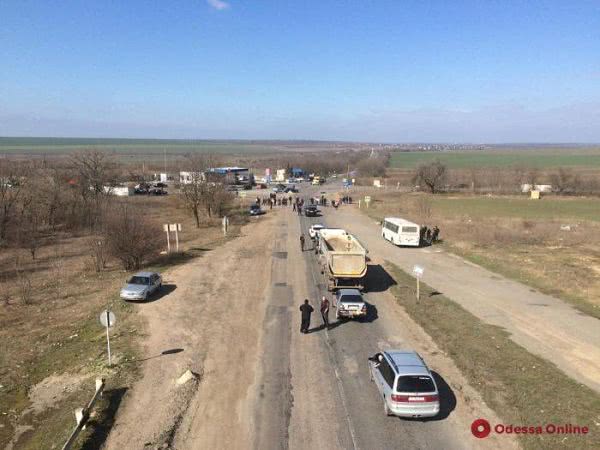 Люди перекрыли трассу и требуют ремонта дороги Теплодар — Беляевка — Широкая балка