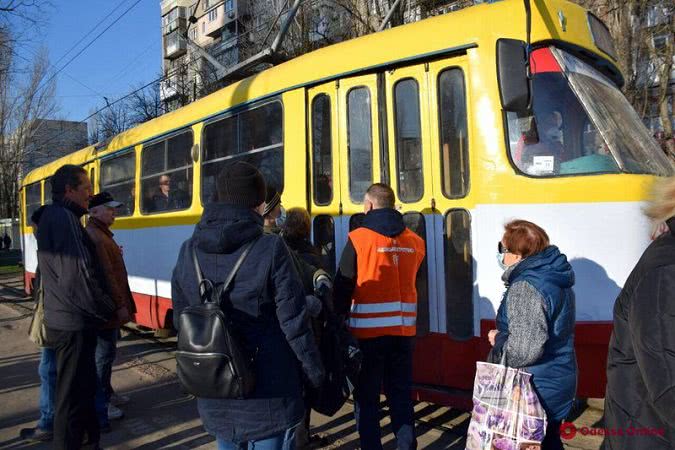 Выбитые стекла и угрозы водителям: в Одессе люди из-за карантина массово перекрывают движение (фото)