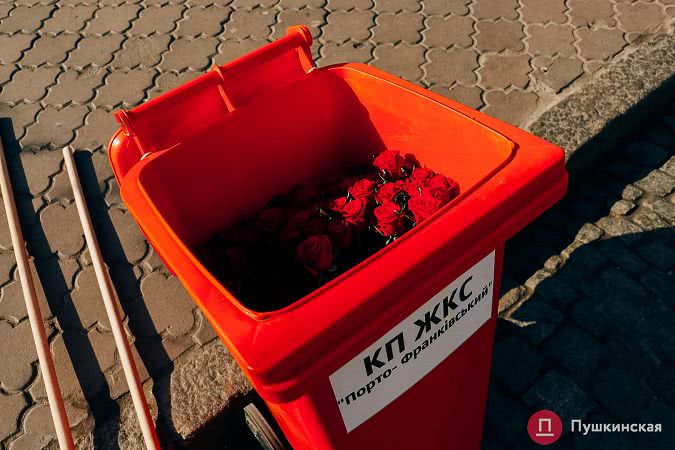 Устроили концерт и дарили розы: как в центре Одессы ЖКС поздравлял одесситок с 8 марта. Фото