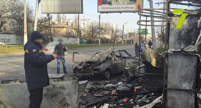 На Таирова полностью выгорел легковой автомобиль (фото, видео)