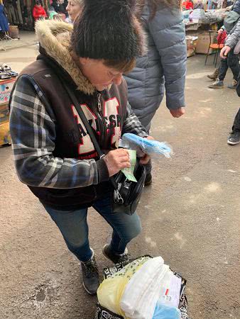 В Черновцах маски по 10 гр. на рынке, а в аптеках они закончелись В Черновцах маски по 10 гр. на рынке, а в аптеках они закончелись