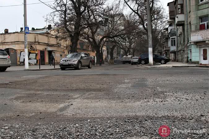 Ремонт теплотрасс закончили, а дорогу не восстановили: в мэрии рассказали, почему не могут заасфальтировать раскопы в Одессе