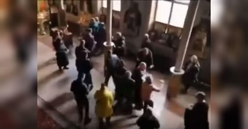 В Одессе священники устроили драку прямо на глазах у прихожан: в сеть попало видео