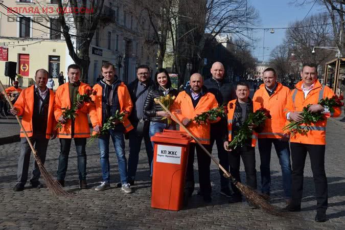 В Одессе устроили праздник для милых дам: дарили цветы и музыку